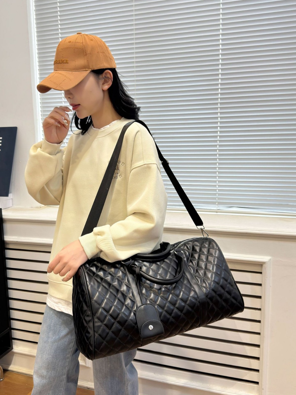 Waterproof Patent Leather Duffel Bag Featuring Lingge Pattern
