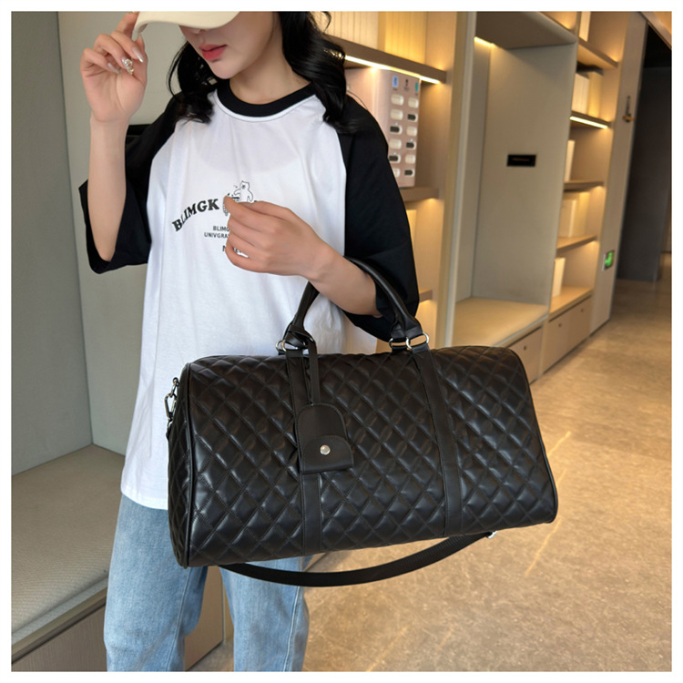 Waterproof Patent Leather Duffel Bag Featuring Lingge Pattern