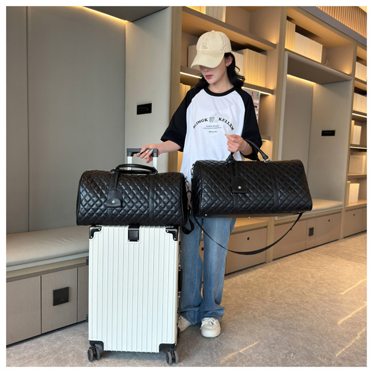 Waterproof Patent Leather Duffel Bag Featuring Lingge Pattern