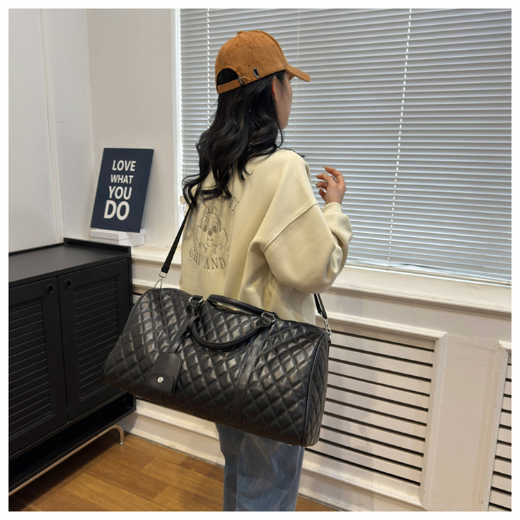 Waterproof Patent Leather Duffel Bag Featuring Lingge Pattern