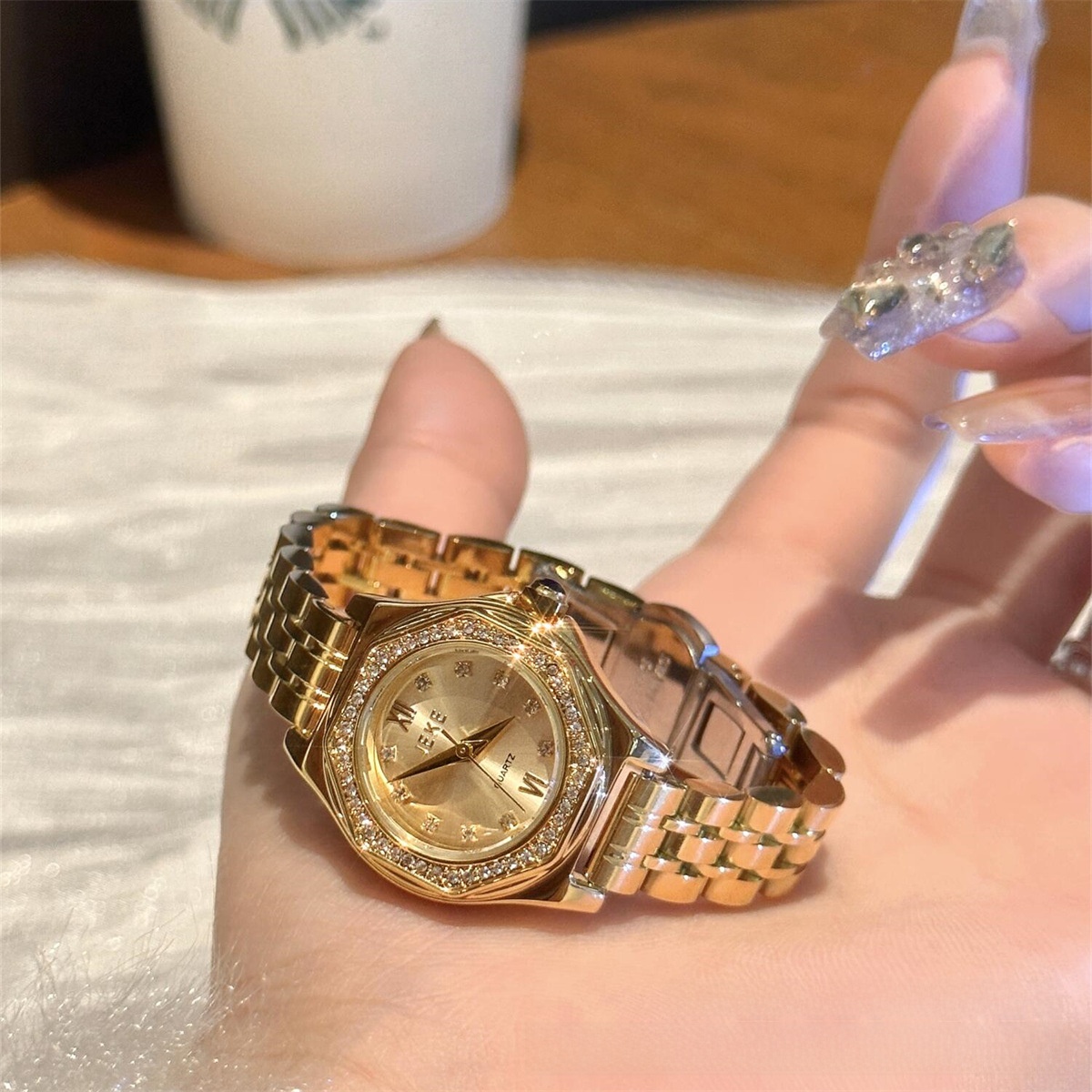 Women's Quartz Watch With Steel Strap and Metal Case
