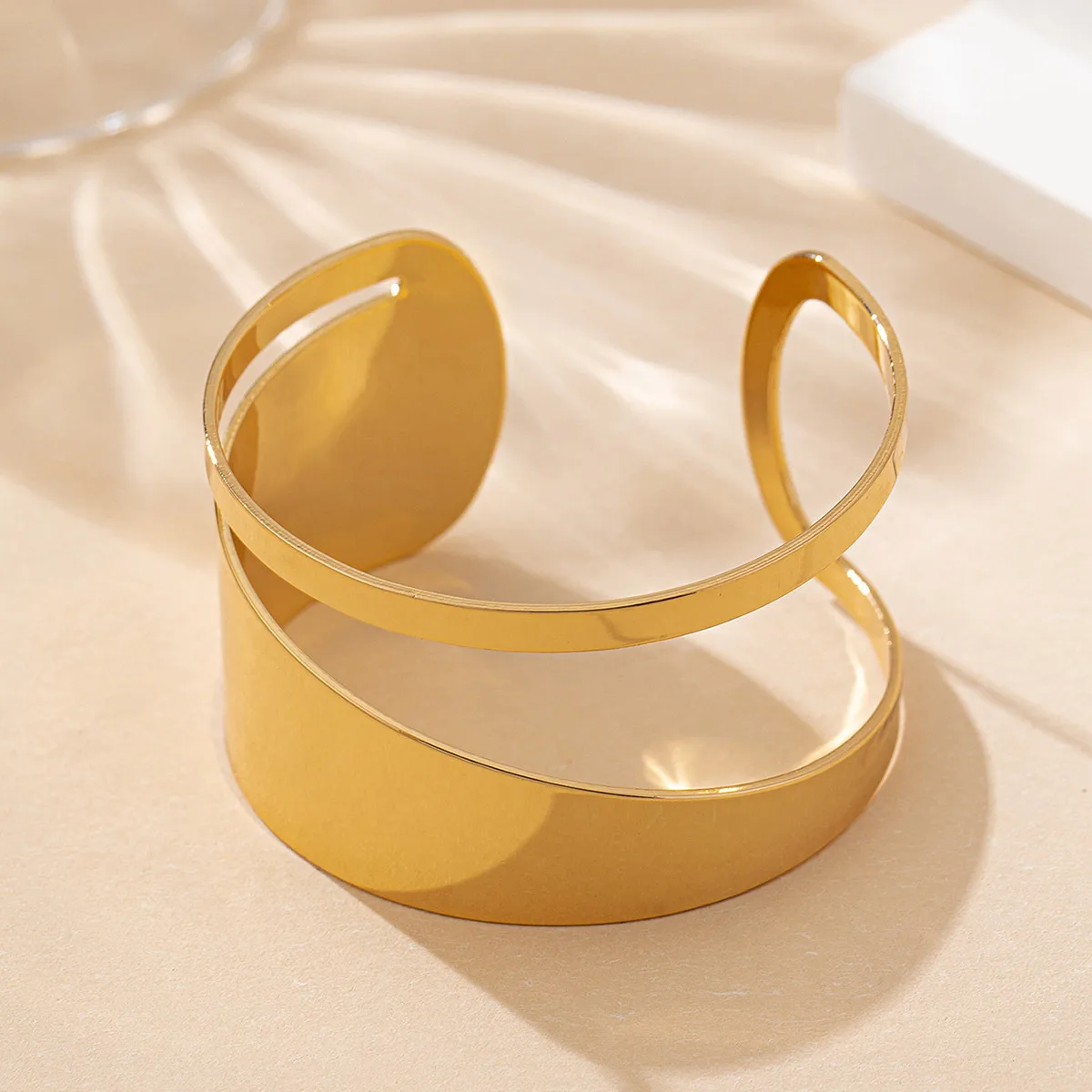 Simple Style O-Shape Gold Bangle Bracelet in Electroplated Iron, Unisex Design