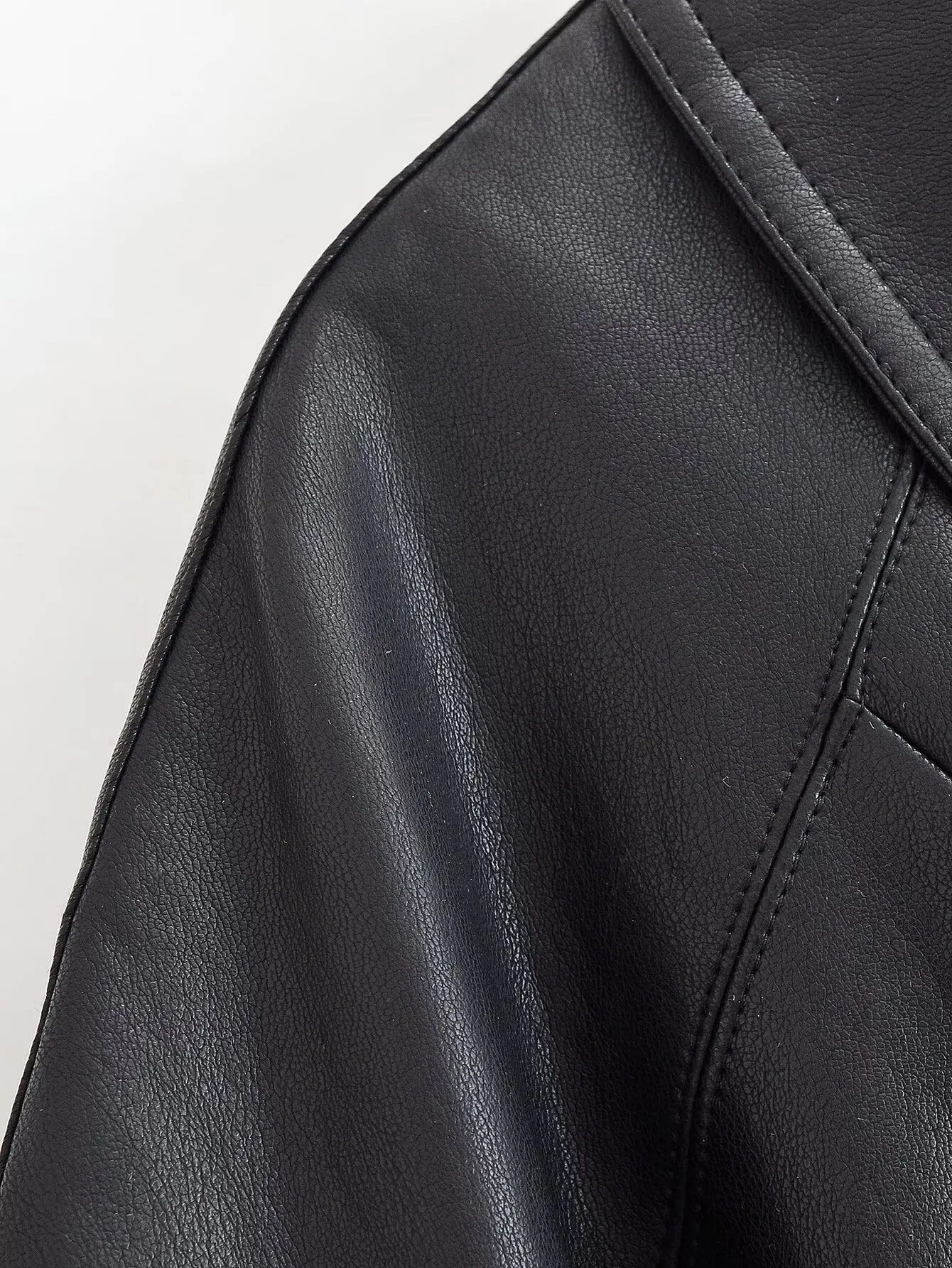 British Style Solid Color Leather Jacket for Women with Zipper Placket, Lapel Collar, and Regular Sleeves in PU Fabric