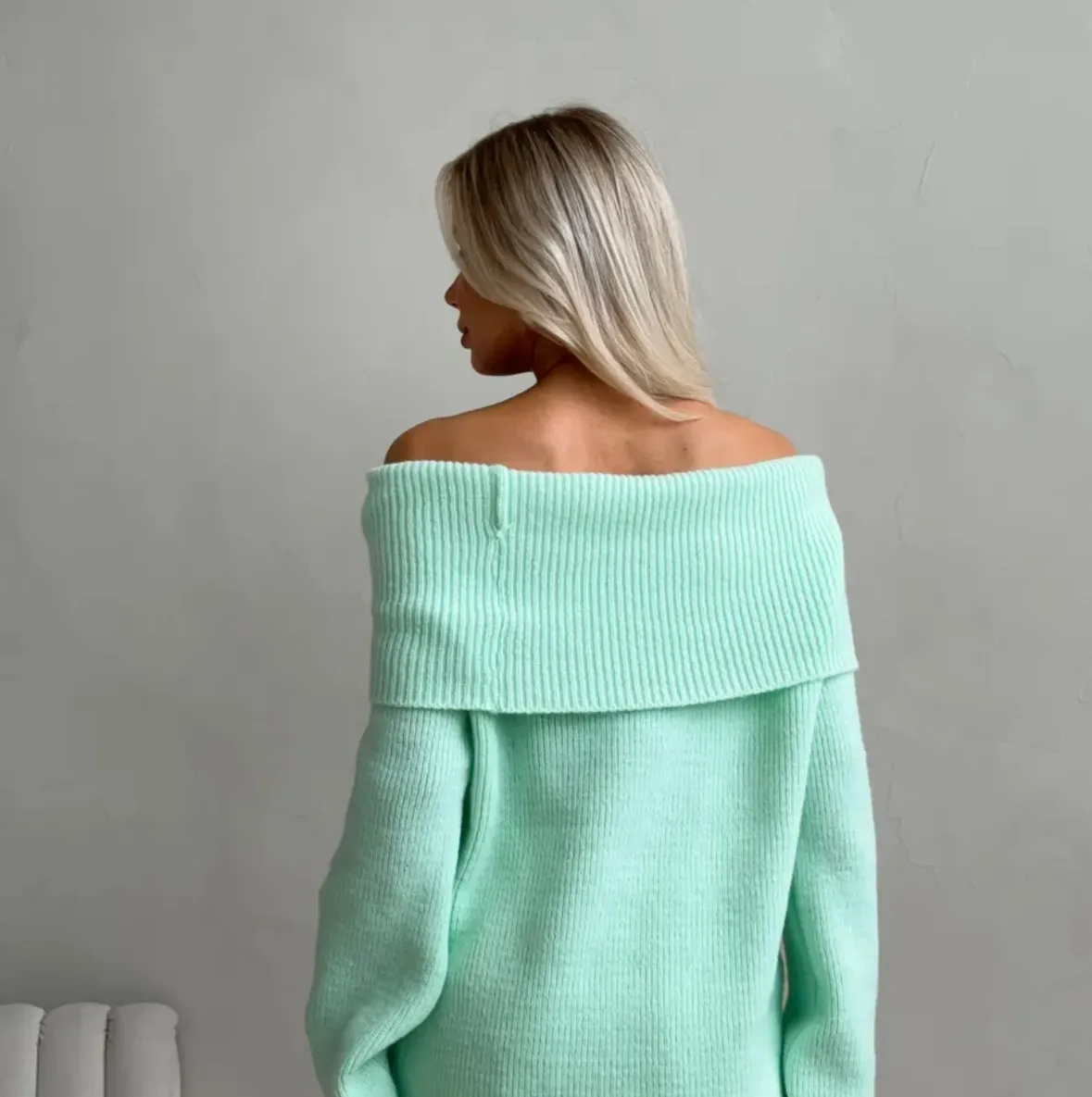 Elegant Solid Color Long Sleeve Knitwear for Women in Knitted Fabric with Boat Neck and Pullover Design