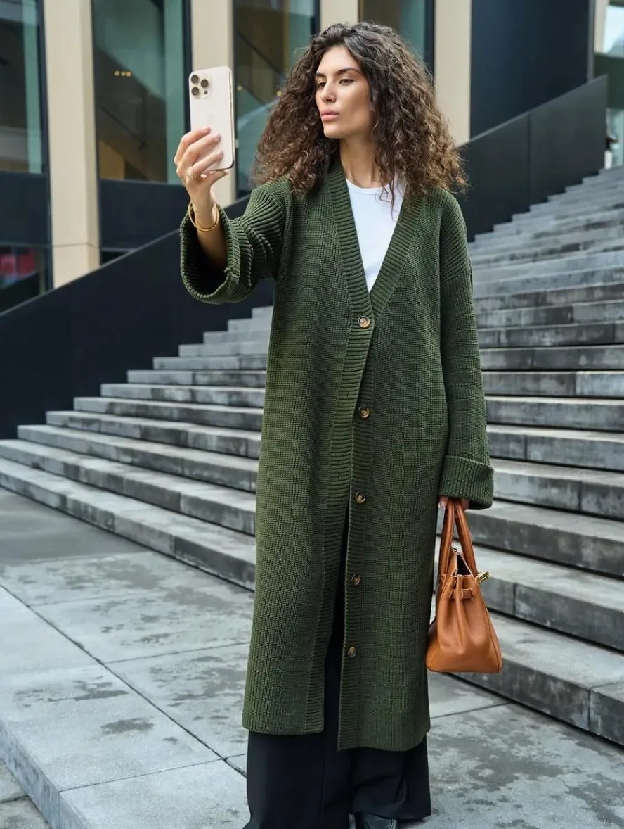 Solid Color Long Sleeve Streetwear Sweater in Polyester Fabric Featuring Knitted Craft with Single Breasted Design