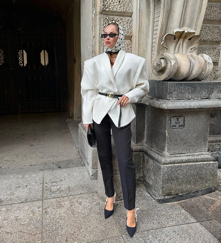 Elegant Solid Color Polyester Blazer with Long Sleeves, Pocket Detail, and Single Breasted Design