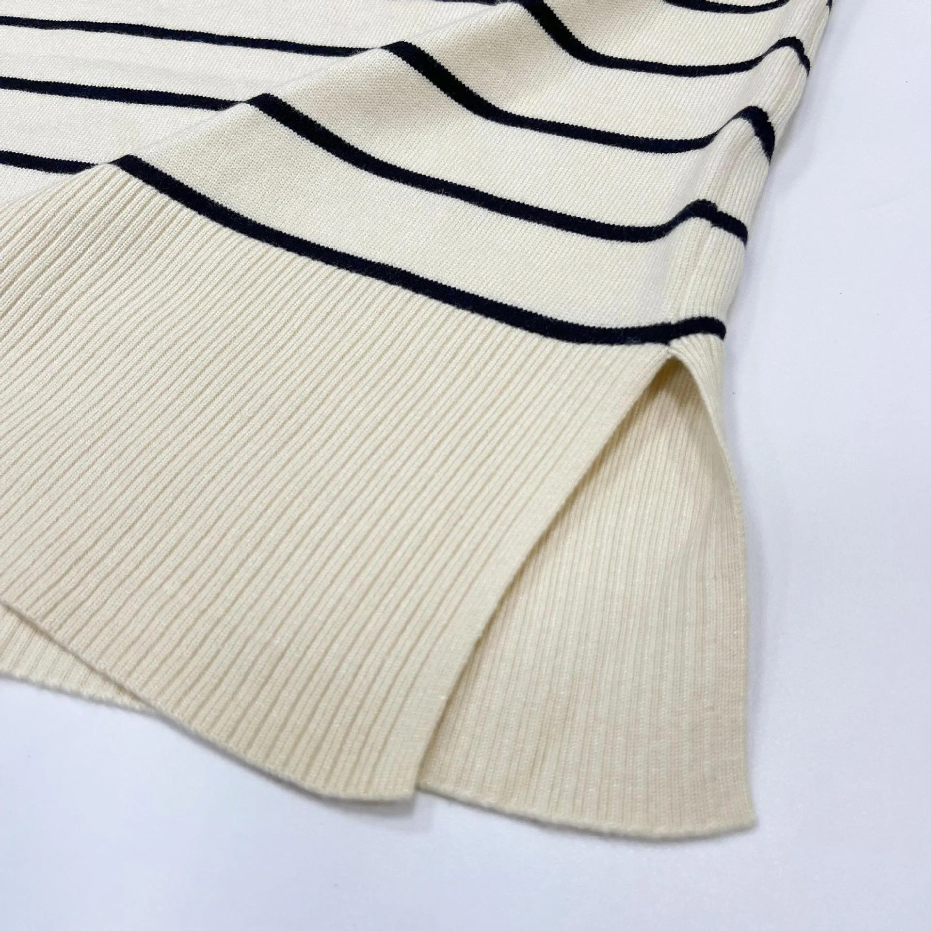 Women's Loose Casual Long Sleeve Pullover Sweater with Contrast Binding Stripes and Plaid