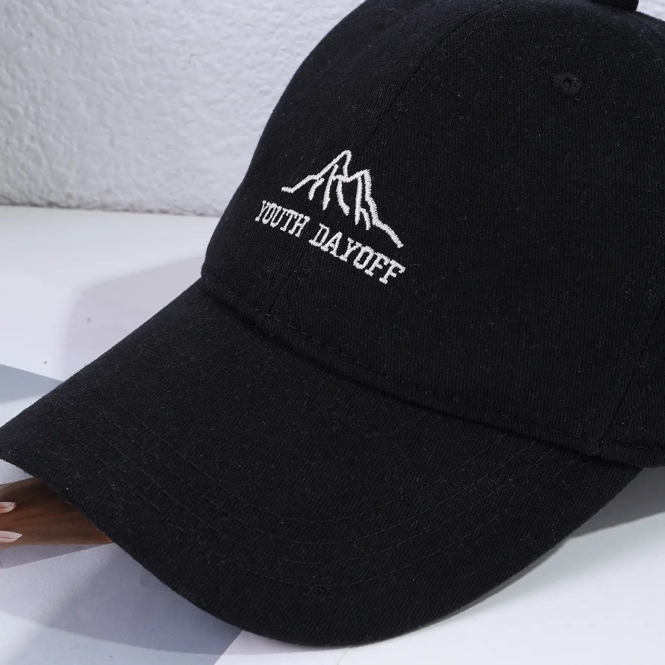 Unisex Casual Embroidered Baseball Cap with Curved Brim for All Seasons