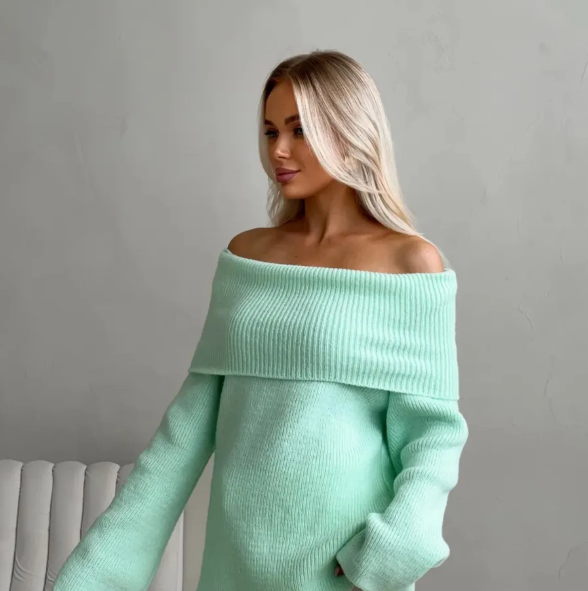 Elegant Solid Color Long Sleeve Knitwear for Women in Knitted Fabric with Boat Neck and Pullover Design