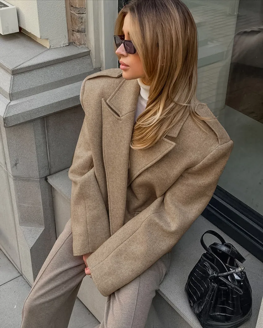 Solid Color Casual Long Sleeve Polyester Blazer with Lapel and Regular Sleeve