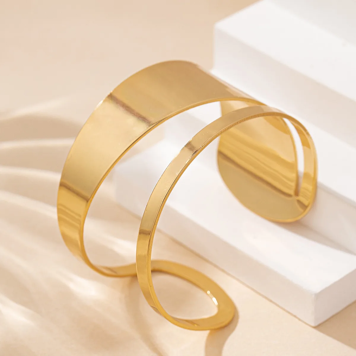 Simple Style O-Shape Gold Bangle Bracelet in Electroplated Iron, Unisex Design