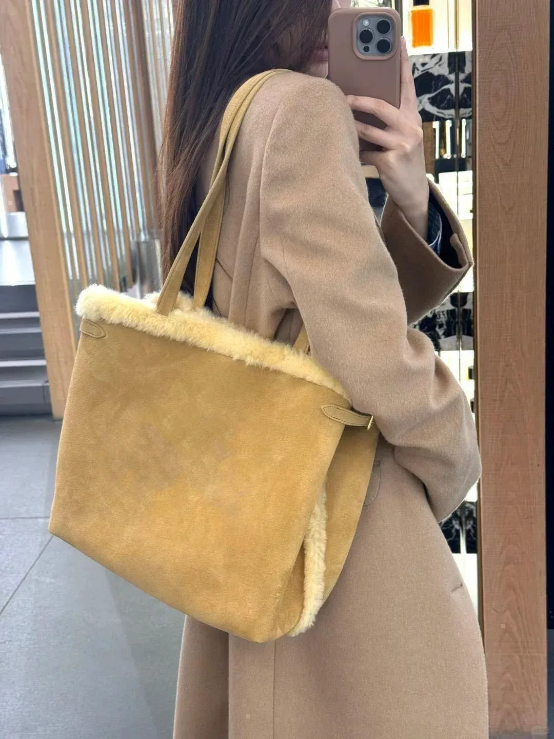 Plush Bucket Tote Bag for Women with Sewing Thread Detail, Large Capacity and Top Handle, Ideal for Autumn & Winter