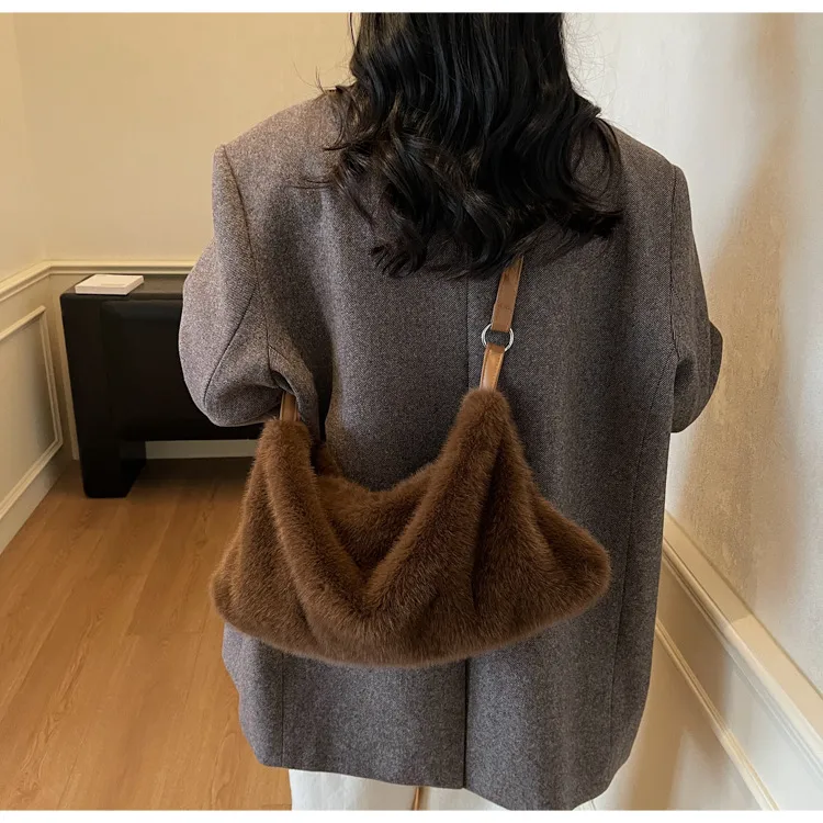 Square Plush Shoulder Bag in Solid Color for Women, Featuring Single Shoulder Strap, Ideal for Autumn and Winter