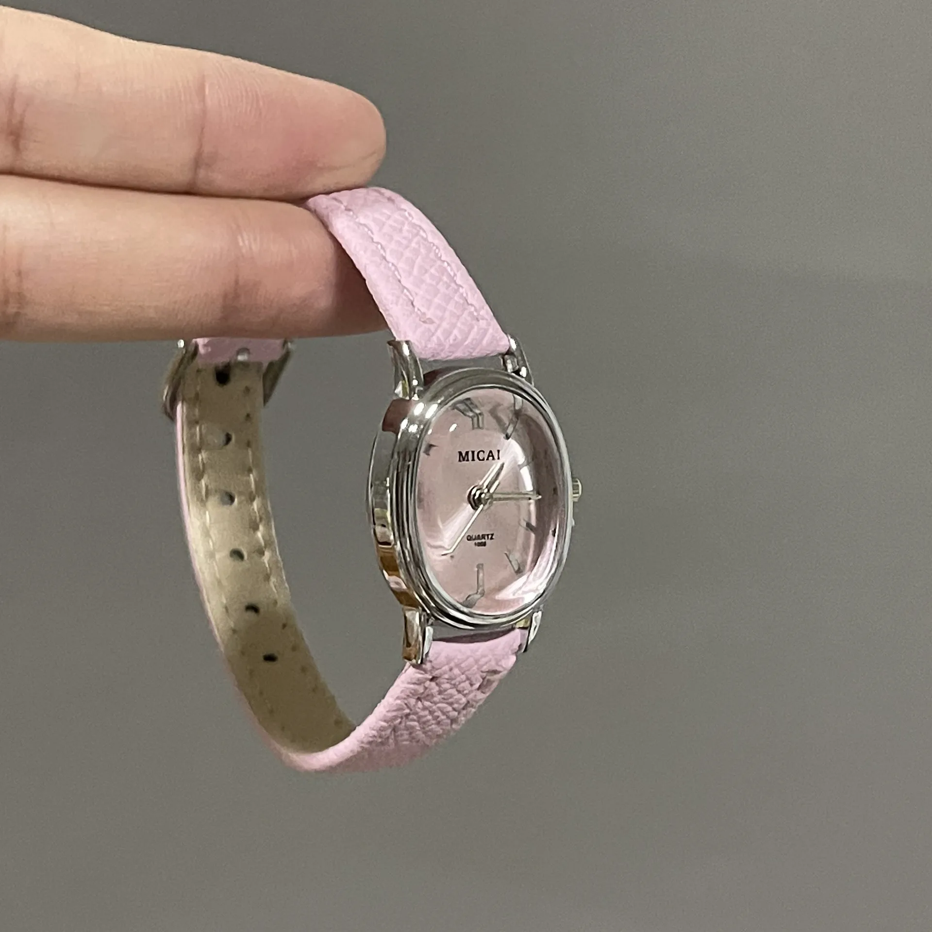 Women's Quartz Oval Dial Watch with PU Strap and Pin Buckle, Featuring Plexiglass Mirror and Pointer Display