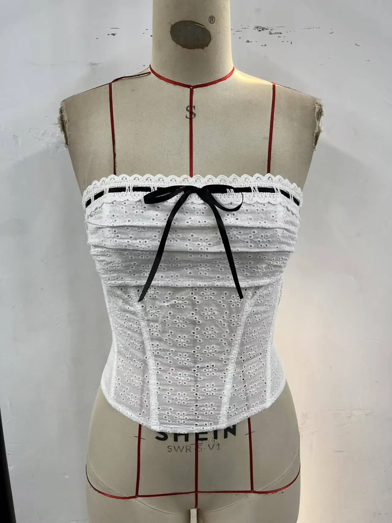 Sexy Geometric Polyester Tube Bra with Hollow Out Craft and Tie Closure