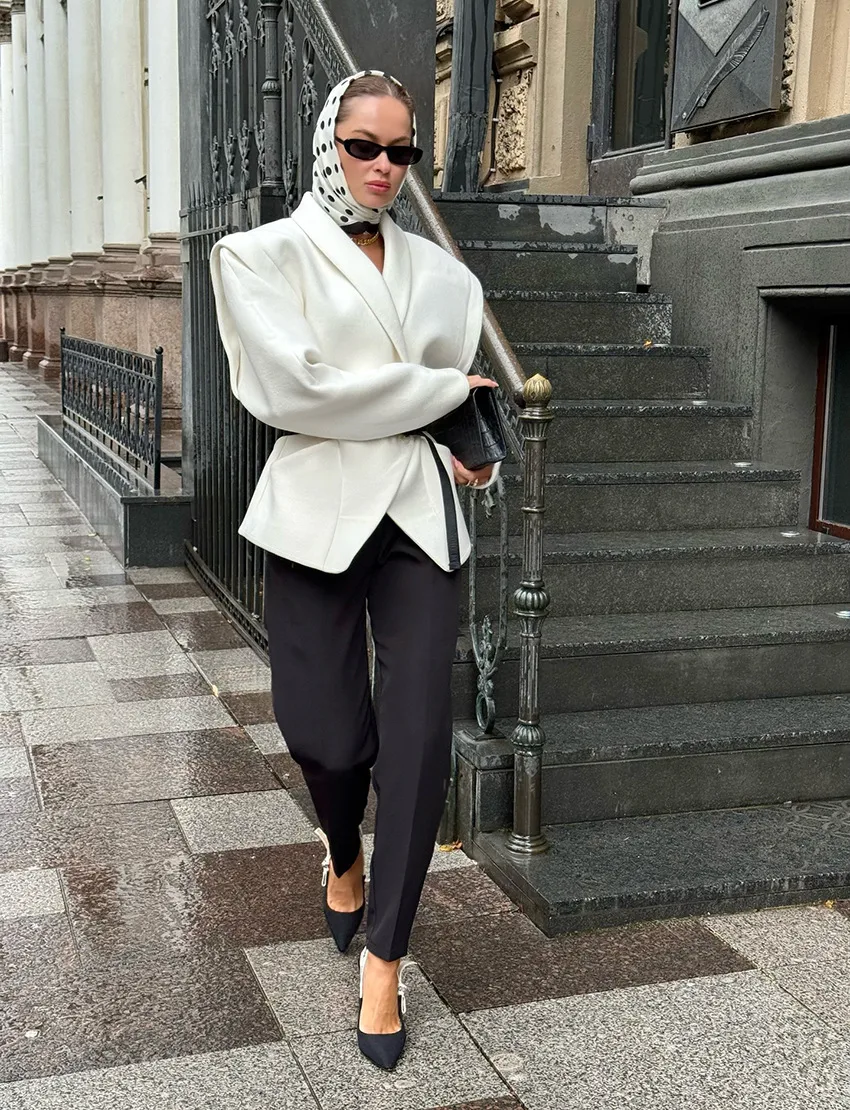 Elegant Solid Color Polyester Blazer with Long Sleeves, Pocket Detail, and Single Breasted Design