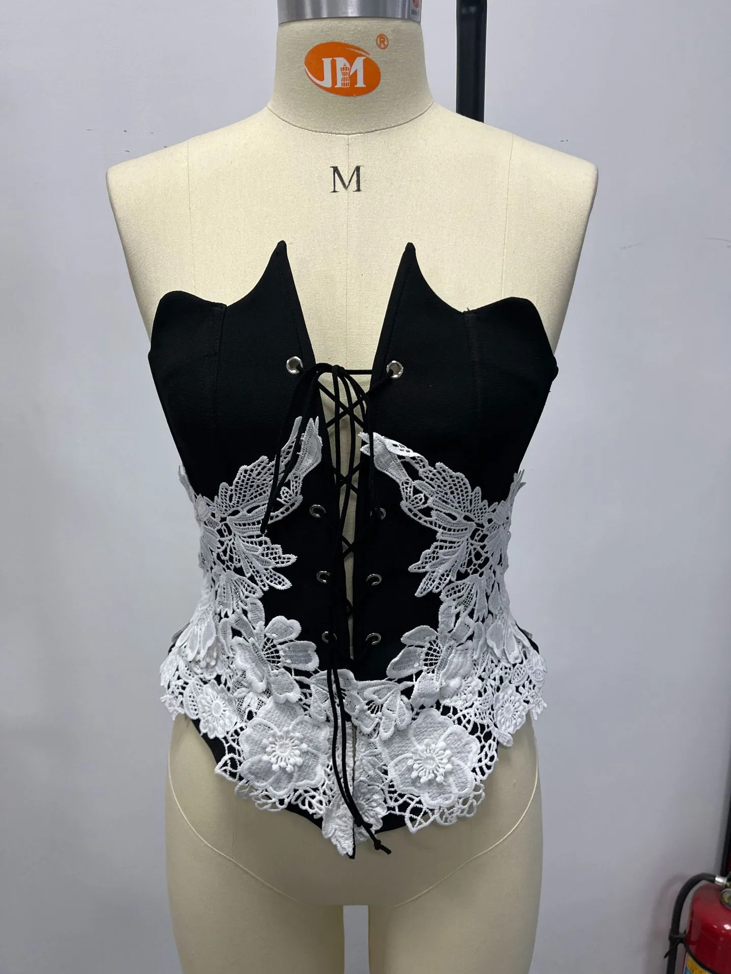 Sexy Color Block Polyester Tube Bra with Front Tie Closure