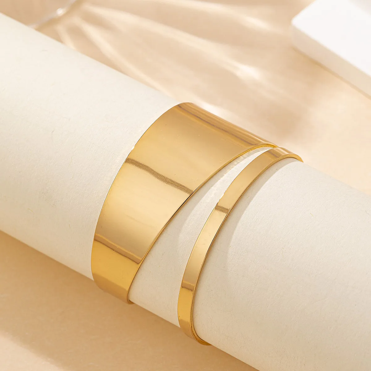 Simple Style O-Shape Gold Bangle Bracelet in Electroplated Iron, Unisex Design