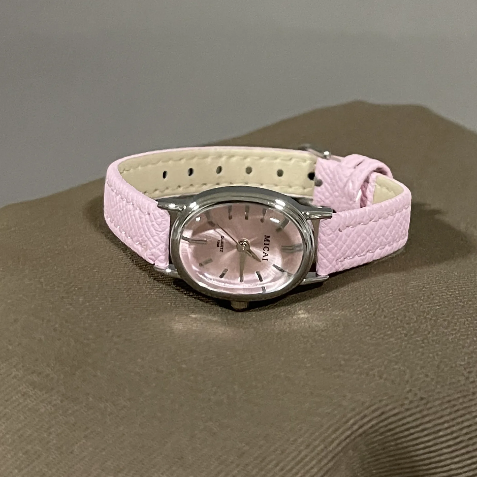 Women's Quartz Oval Dial Watch with PU Strap and Pin Buckle, Featuring Plexiglass Mirror and Pointer Display