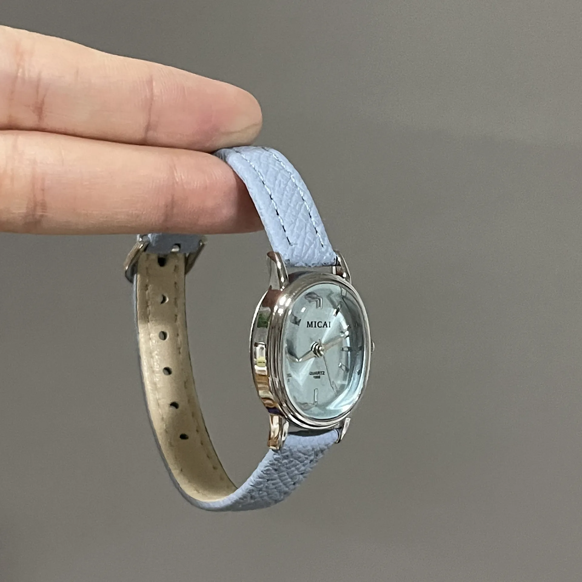 Women's Quartz Oval Dial Watch with PU Strap and Pin Buckle, Featuring Plexiglass Mirror and Pointer Display