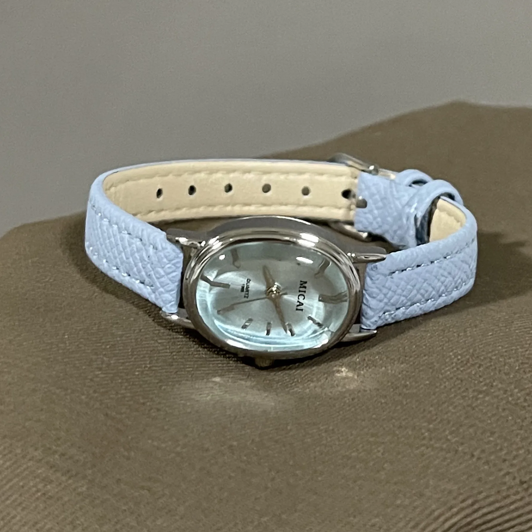 Women's Quartz Oval Dial Watch with PU Strap and Pin Buckle, Featuring Plexiglass Mirror and Pointer Display