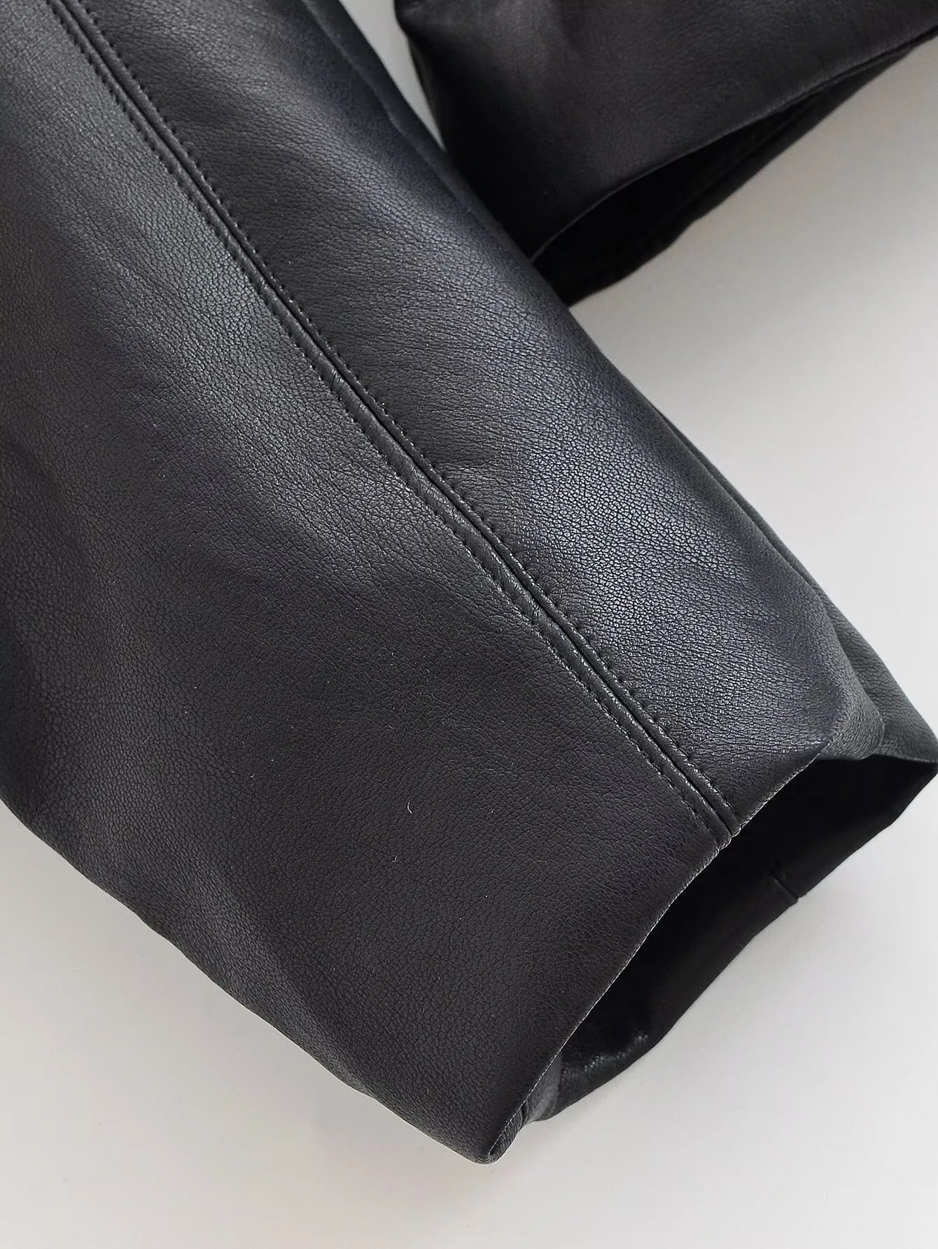 British Style Solid Color Leather Jacket for Women with Zipper Placket, Lapel Collar, and Regular Sleeves in PU Fabric