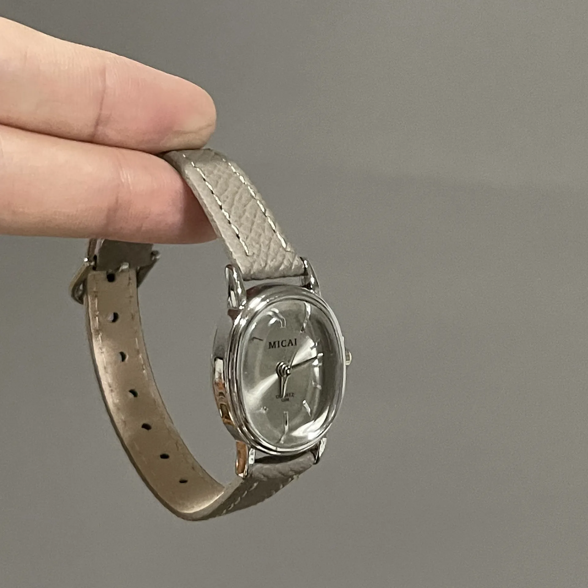 Women's Quartz Oval Dial Watch with PU Strap and Pin Buckle, Featuring Plexiglass Mirror and Pointer Display
