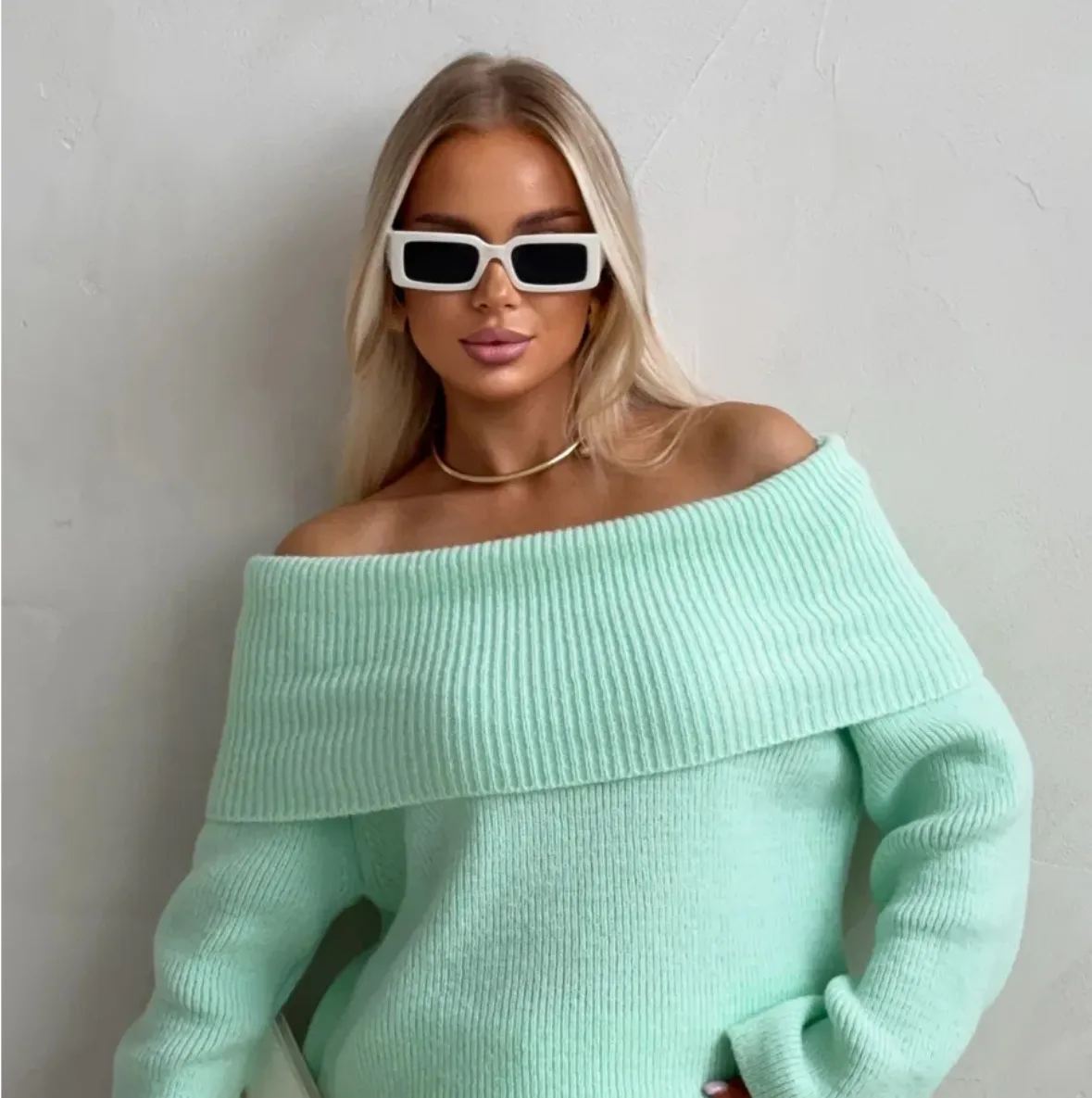 Elegant Solid Color Long Sleeve Knitwear for Women in Knitted Fabric with Boat Neck and Pullover Design