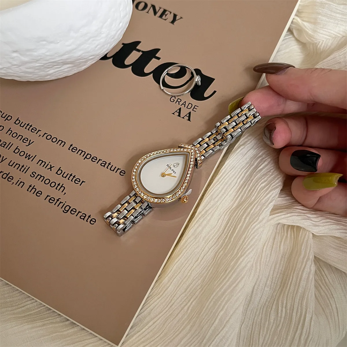 Women's Fashion Quartz Watch with Alloy Strap and Special Shape Dial