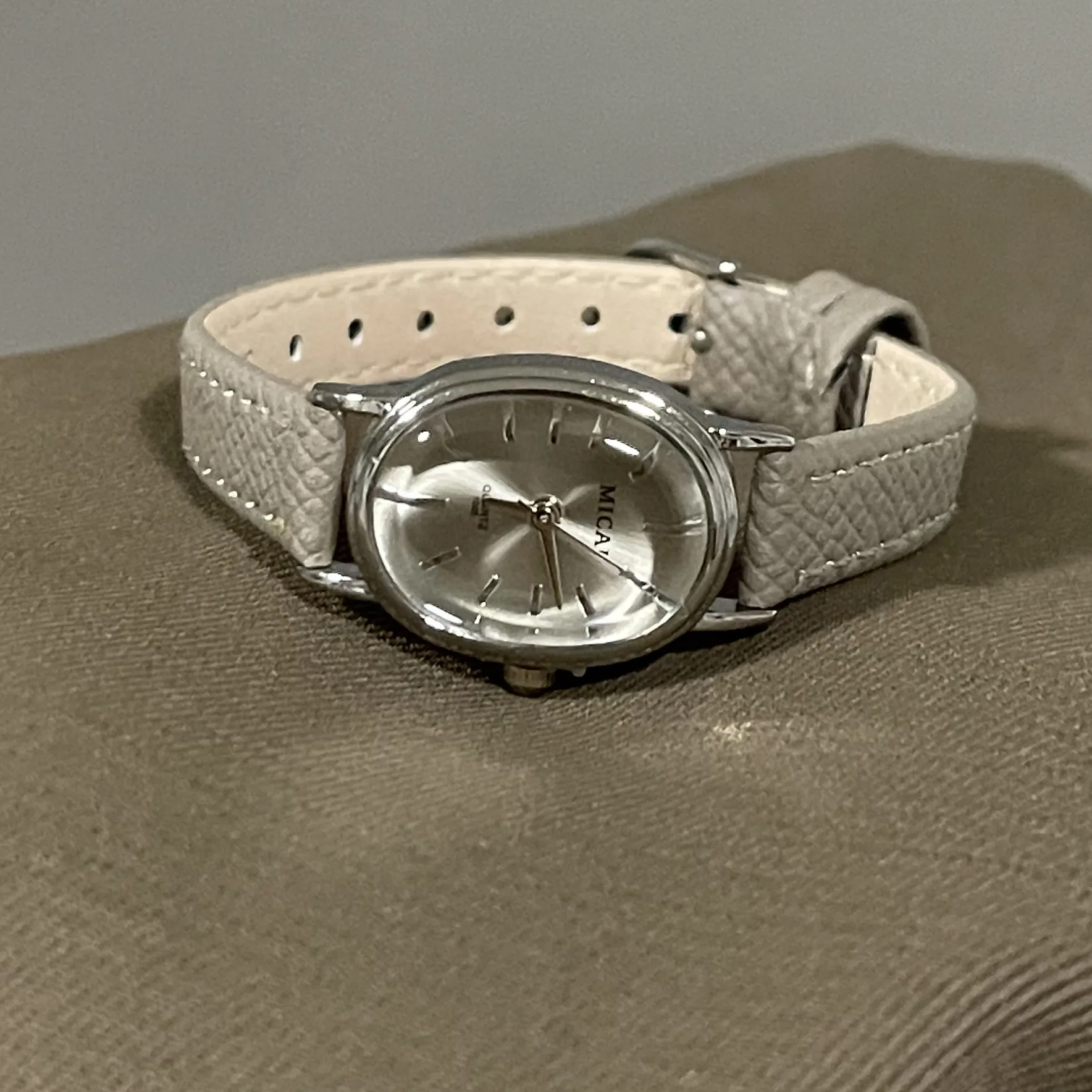 Women's Quartz Oval Dial Watch with PU Strap and Pin Buckle, Featuring Plexiglass Mirror and Pointer Display