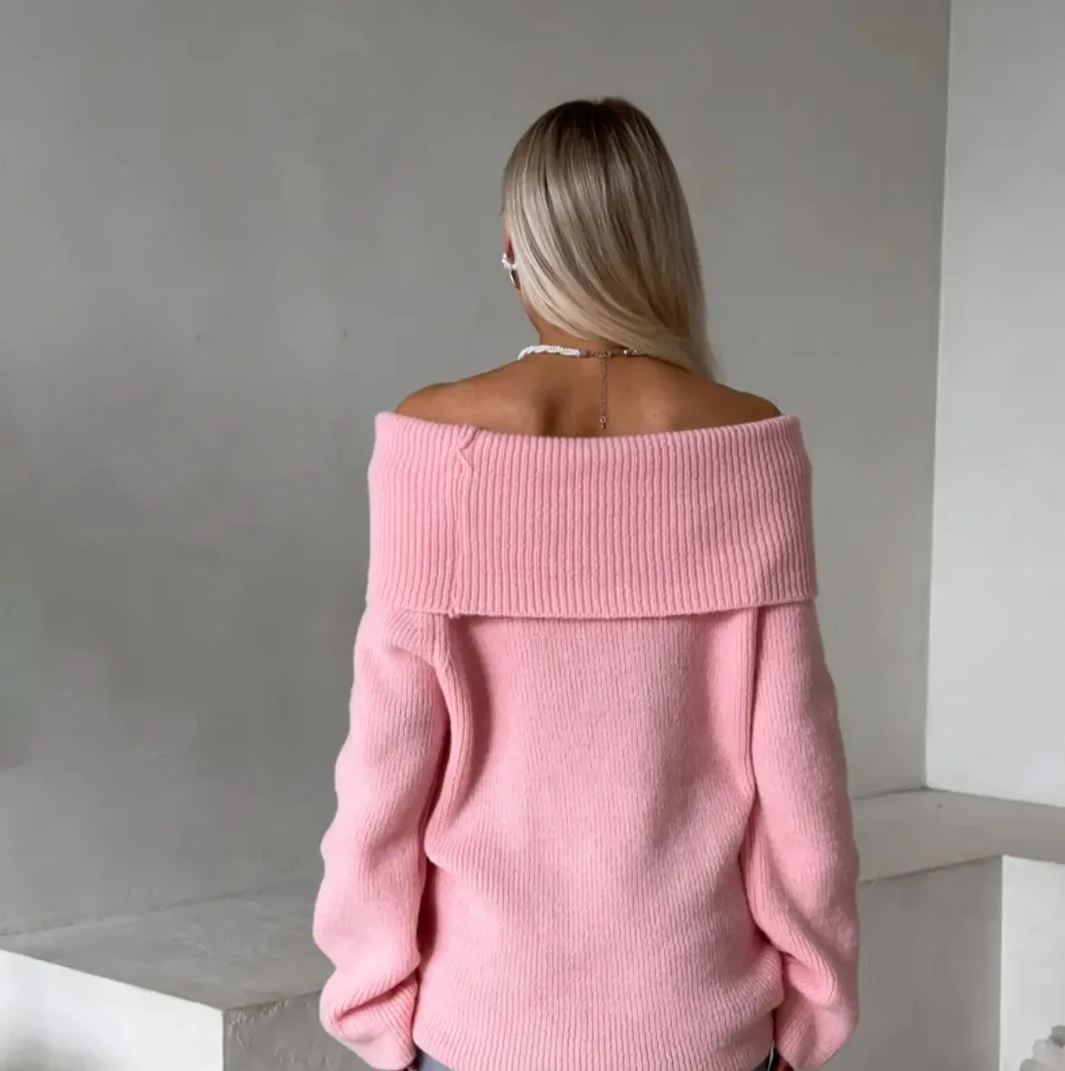 Elegant Solid Color Long Sleeve Knitwear for Women in Knitted Fabric with Boat Neck and Pullover Design