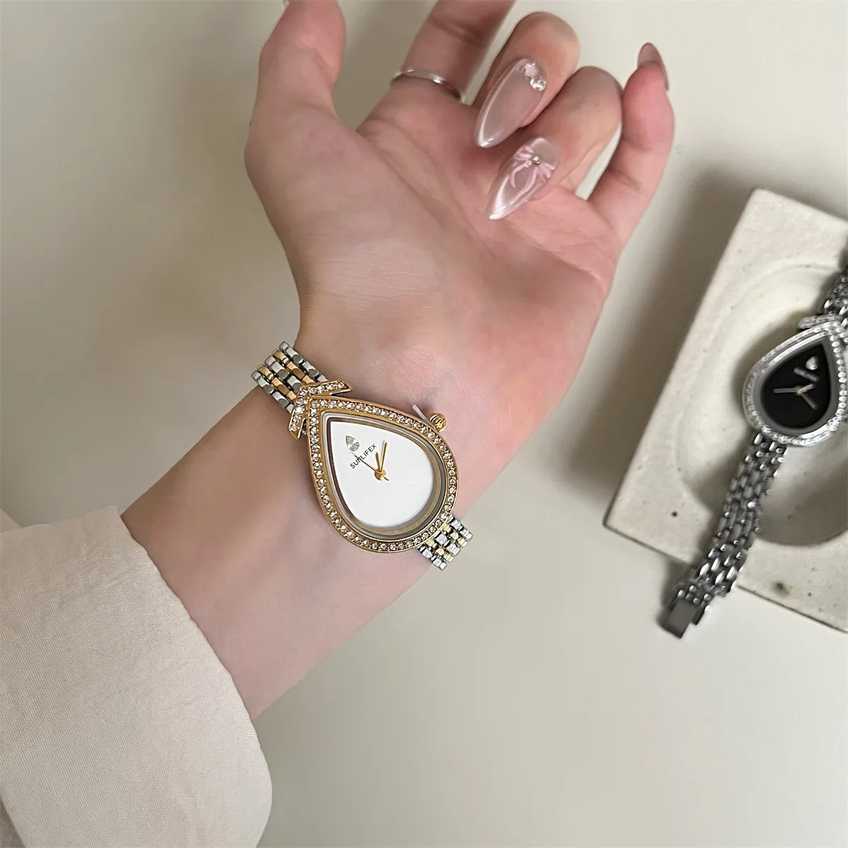 Women's Fashion Quartz Watch with Alloy Strap and Special Shape Dial