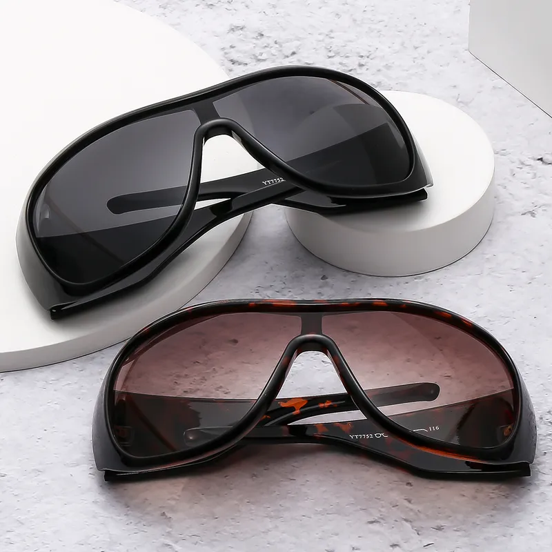 Exaggerated Square Full Frame Sunglasses in Dyed Black with PC Lens Material for Unisex