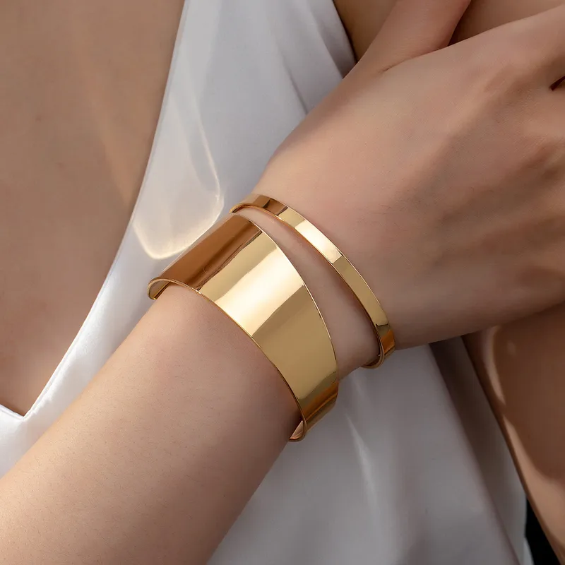 Simple Style O-Shape Gold Bangle Bracelet in Electroplated Iron, Unisex Design