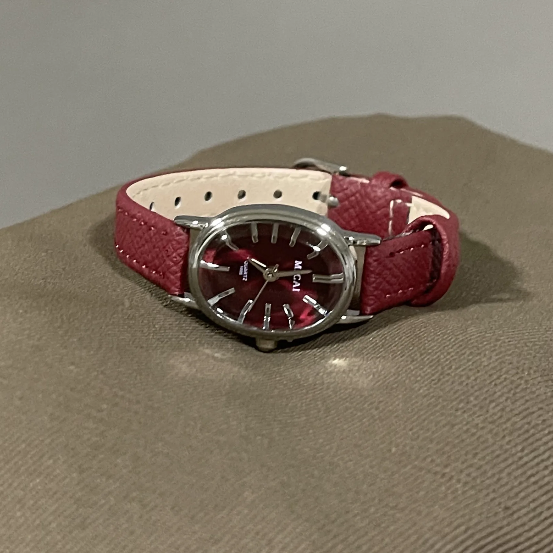 Women's Quartz Oval Dial Watch with PU Strap and Pin Buckle, Featuring Plexiglass Mirror and Pointer Display