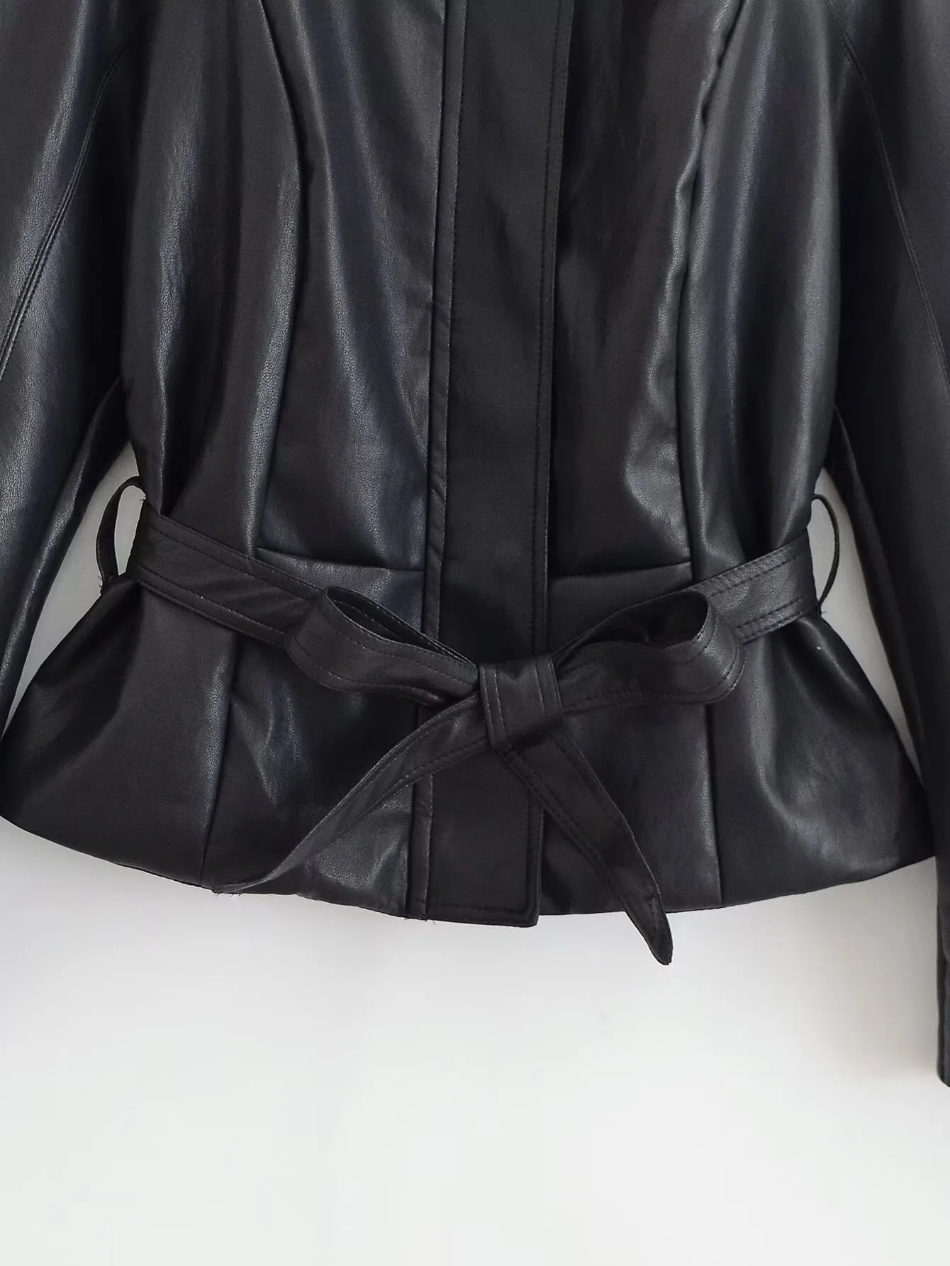 British Style Solid Color Leather Jacket for Women with Zipper Placket, Lapel Collar, and Regular Sleeves in PU Fabric