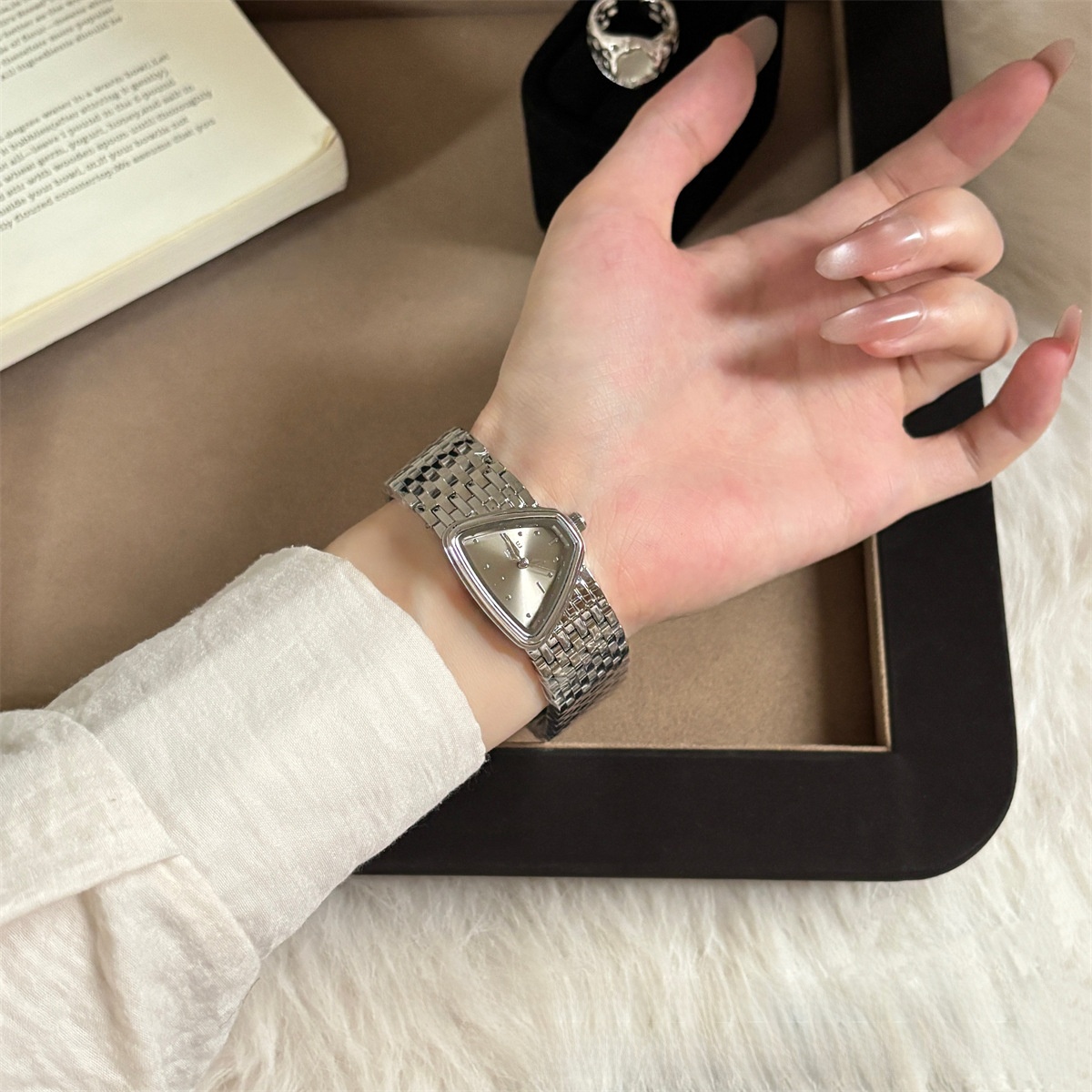 Quartz Watch For Women With Alloy Strap And Butterfly Double Snap Buckle
