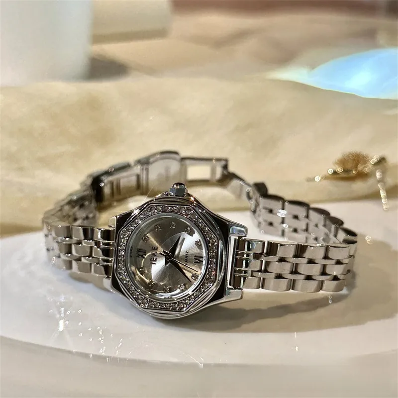Women's Quartz Watch With Steel Strap and Metal Case