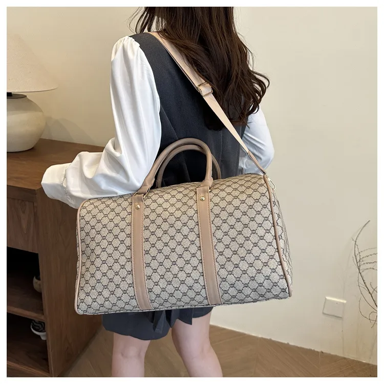 Geometric Large Capacity PU Leather Travel Bag for Unisex with Single Shoulder Strap, Ideal for Spring