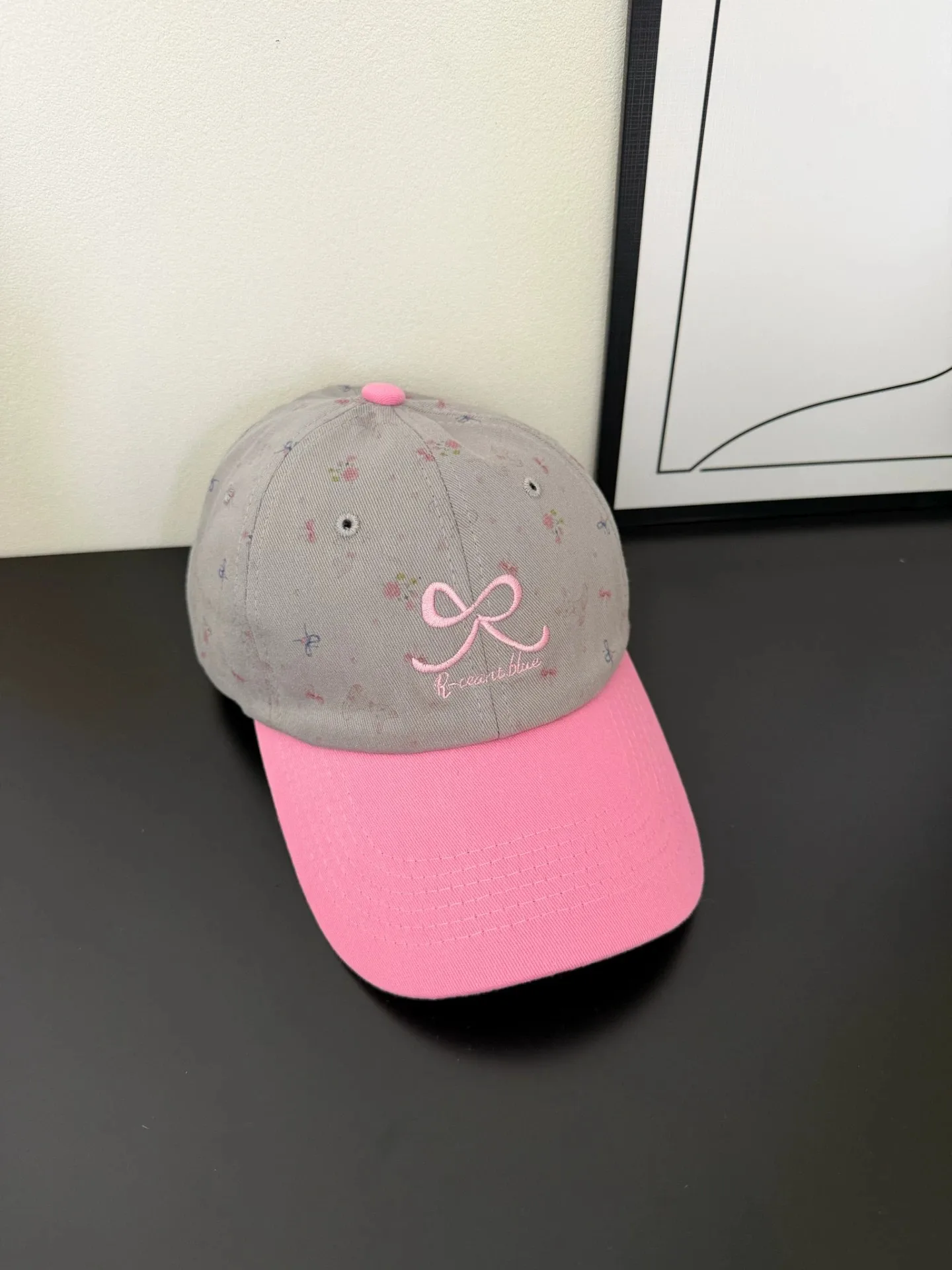Retro Women’s Baseball Cap with Curved Brim Featuring Embroidery and UV Protection in Cotton Material