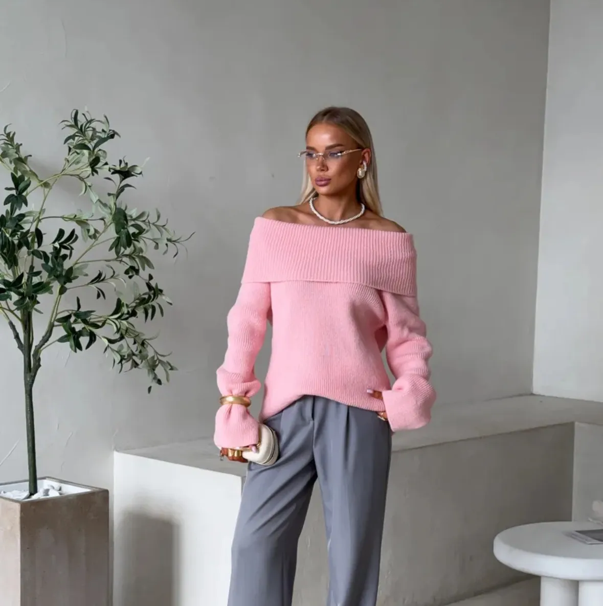 Elegant Solid Color Long Sleeve Knitwear for Women in Knitted Fabric with Boat Neck and Pullover Design