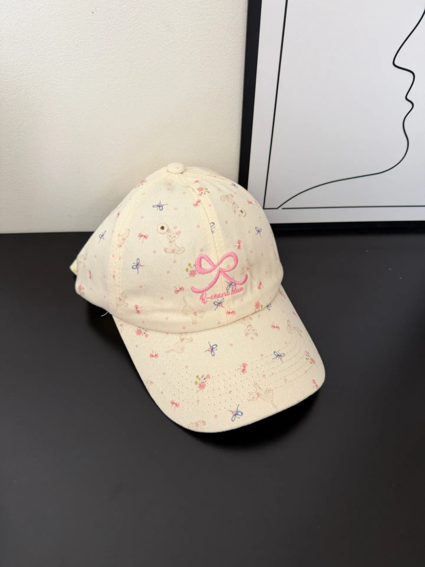 Retro Women’s Baseball Cap with Curved Brim Featuring Embroidery and UV Protection in Cotton Material