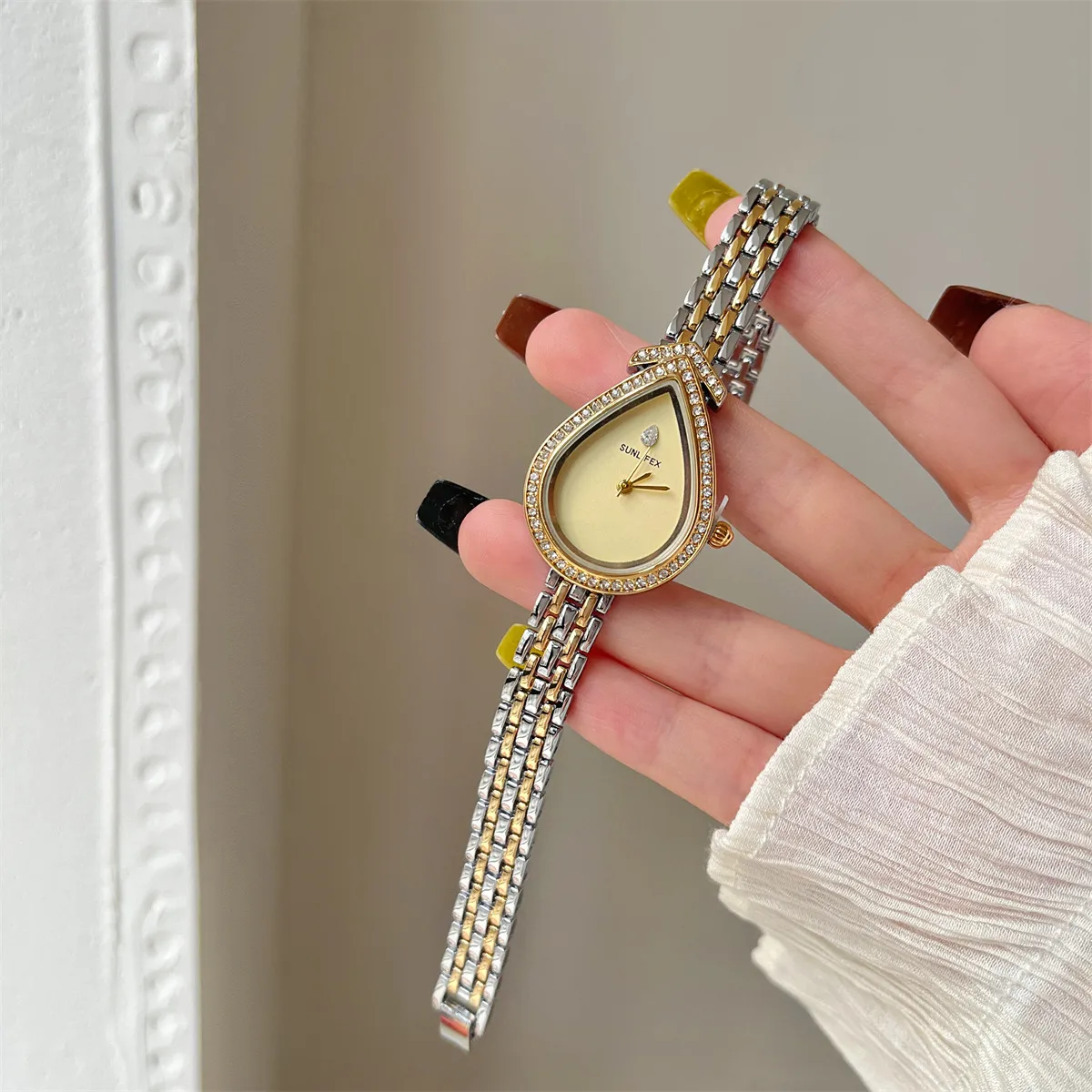 Women's Fashion Quartz Watch with Alloy Strap and Special Shape Dial