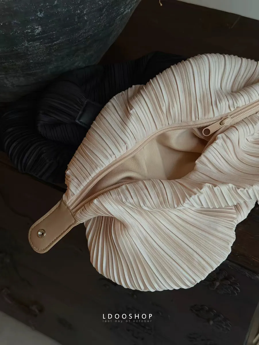 Folds Shell Dome Bag in Polyester Cotton with Top Handle, Portable Design for All Seasons