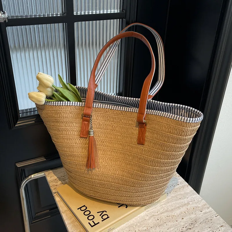 Large Straw Bucket Tote Bag with Zipper Closure and Double Shoulder Straps, Featuring Polyester Cotton Lining