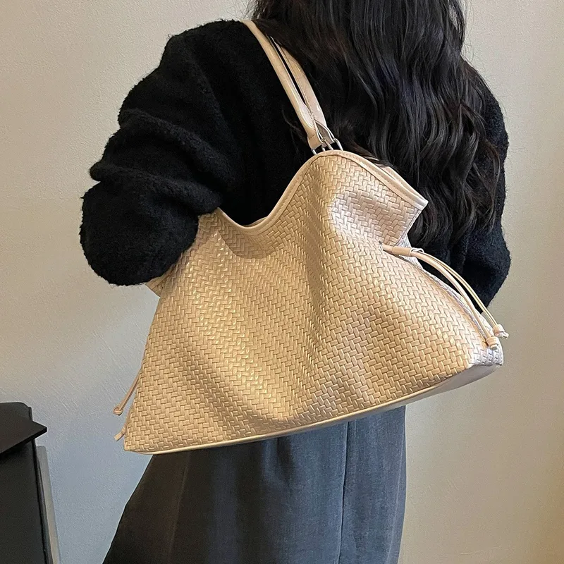 Women’s Straw Bucket Bag with Braid Design, Single Shoulder Strap, Perfect for Spring and Summer