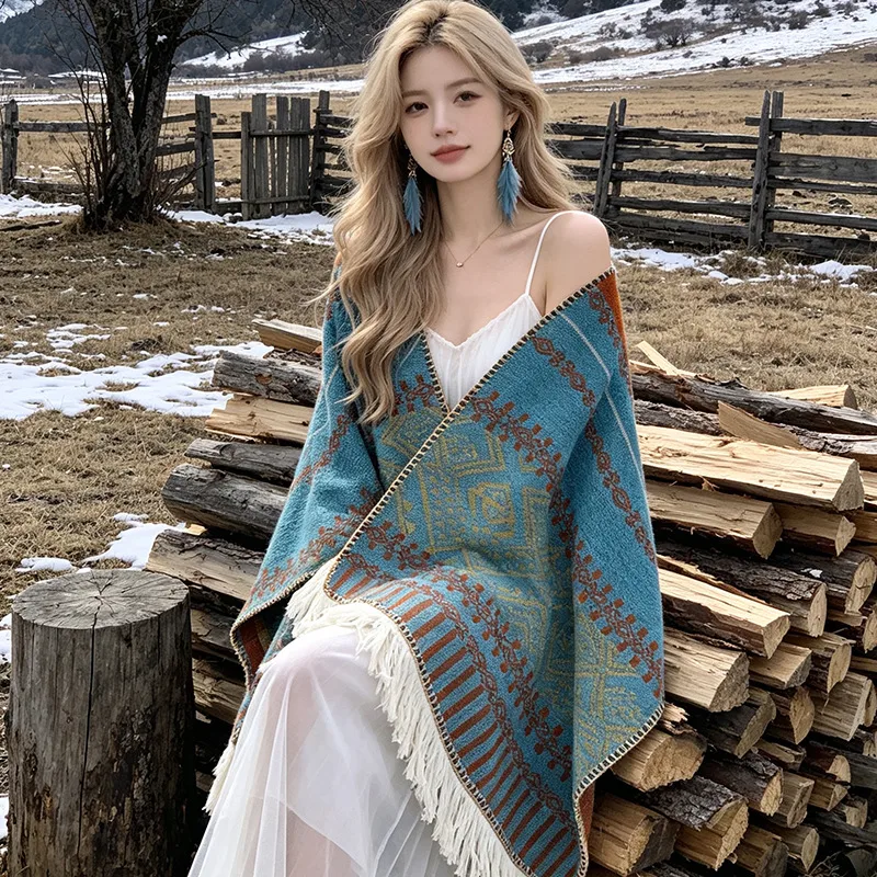 Unisex Plaid Shawl Made of Polyester in Blue, Suitable for All Seasons