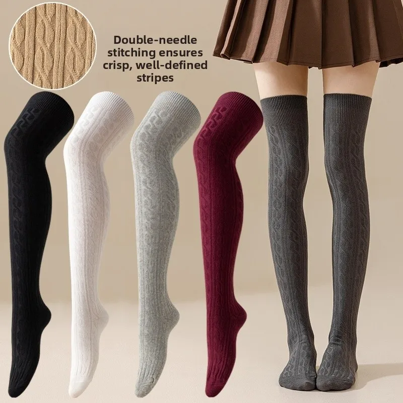 New Style Solid Color Polyester Socks for Women in Dyed Black, Suitable for All Seasons