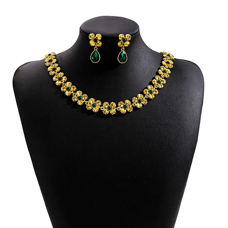 Retro Women’s Jewelry Set Featuring Flowers Pattern with Electroplated Alloy and May Birthstone Emerald on Cable Chain